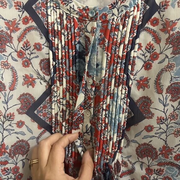 💥Daniel Rainn Gleeson Tab Sleeve Pleated Front Blue Red Floral Popover Blouse M - Picture 2 of 14